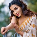 Parvatii Nair Instagram - I just love these ! Do you 🤗 ✨ Shot By: @pariaarclicks Videographer: @hafil_pep MUA: @keerthana_makeup_and_hair Hair Stylist: @sareedrapistchennaithamizhachi