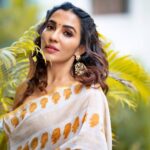 Parvatii Nair Instagram - I just love these ! Do you 🤗 ✨ Shot By: @pariaarclicks Videographer: @hafil_pep MUA: @keerthana_makeup_and_hair Hair Stylist: @sareedrapistchennaithamizhachi