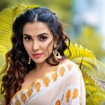 Parvatii Nair Instagram - I just love these ! Do you 🤗 ✨ Shot By: @pariaarclicks Videographer: @hafil_pep MUA: @keerthana_makeup_and_hair Hair Stylist: @sareedrapistchennaithamizhachi
