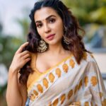 Parvatii Nair Instagram - I just love these ! Do you 🤗 ✨ Shot By: @pariaarclicks Videographer: @hafil_pep MUA: @keerthana_makeup_and_hair Hair Stylist: @sareedrapistchennaithamizhachi