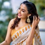 Parvatii Nair Instagram - I just love these ! Do you 🤗 ✨ Shot By: @pariaarclicks Videographer: @hafil_pep MUA: @keerthana_makeup_and_hair Hair Stylist: @sareedrapistchennaithamizhachi