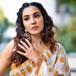 Parvatii Nair Instagram - I just love these ! Do you 🤗 ✨ Shot By: @pariaarclicks Videographer: @hafil_pep MUA: @keerthana_makeup_and_hair Hair Stylist: @sareedrapistchennaithamizhachi
