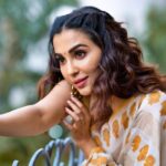 Parvatii Nair Instagram - I just love these ! Do you 🤗 ✨ Shot By: @pariaarclicks Videographer: @hafil_pep MUA: @keerthana_makeup_and_hair Hair Stylist: @sareedrapistchennaithamizhachi