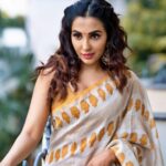Parvatii Nair Instagram - I just love these ! Do you 🤗 ✨ Shot By: @pariaarclicks Videographer: @hafil_pep MUA: @keerthana_makeup_and_hair Hair Stylist: @sareedrapistchennaithamizhachi