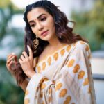 Parvatii Nair Instagram - I just love these ! Do you 🤗 ✨ Shot By: @pariaarclicks Videographer: @hafil_pep MUA: @keerthana_makeup_and_hair Hair Stylist: @sareedrapistchennaithamizhachi