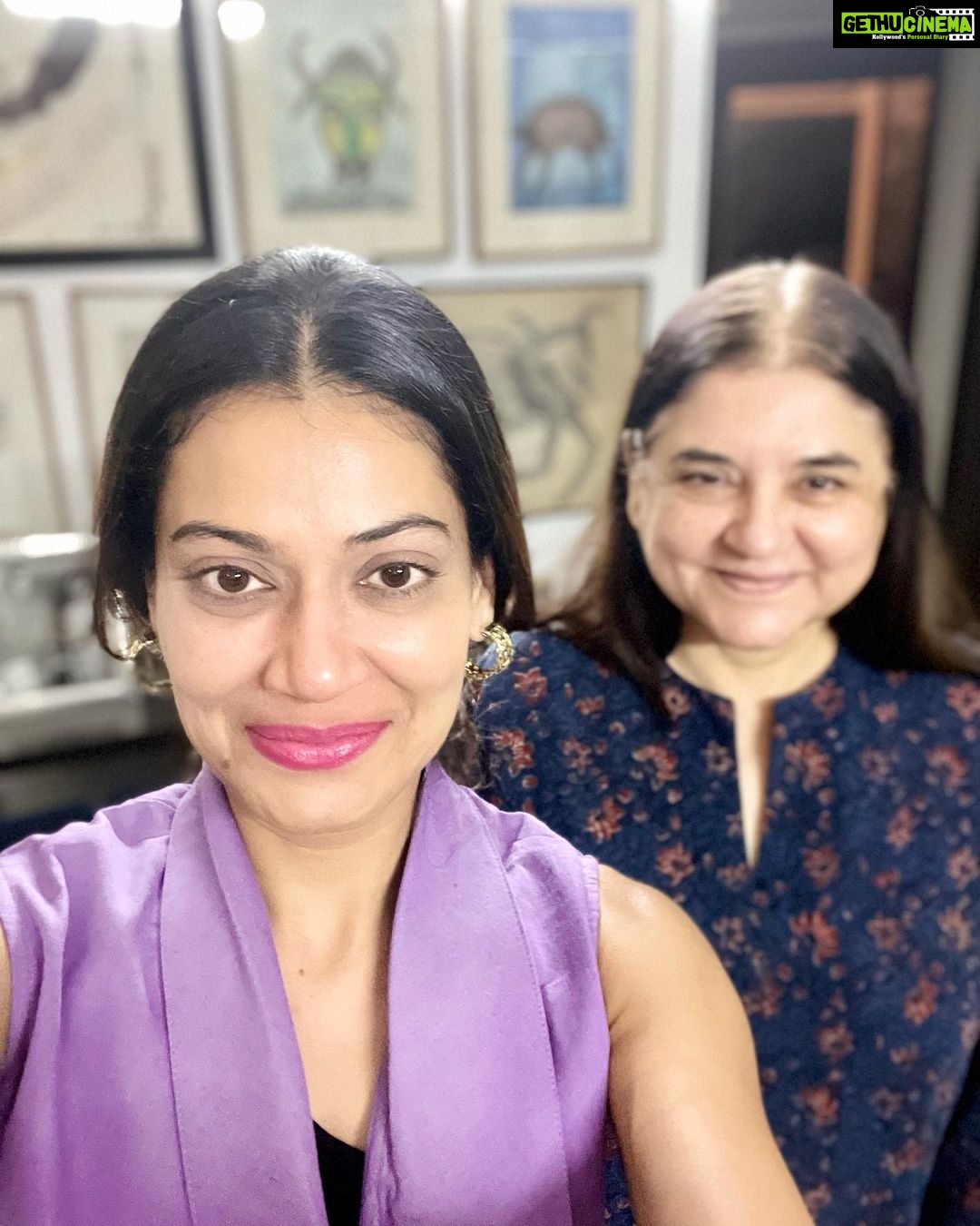 Payal Rohatgi Instagram - What consumes your mind, controls your life. Shrimati Maneka Gandhi ji has always worked for Animal Rights in the real sense ❤️ When consuming #Halal meat think about the torture that happens to the animal being butchered. Ultimately it’s your choice 🙏 Humbled meeting you ma’am. Pls support @pfa.official 🙏 #respect #payalrohatgi #yogasehoga #ladkihoonladsaktihoon