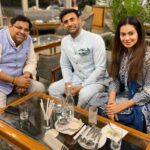 Payal Rohatgi Instagram - It’s not over when you loose, it’s over when you quit. Humbled meeting Kuljeet ji and Harish ji with Sangram ji in Delhi. We are wearing @studybyjanak ❤️ #payalrohatgi #yogasehoga #ladkihoonladsaktihoon