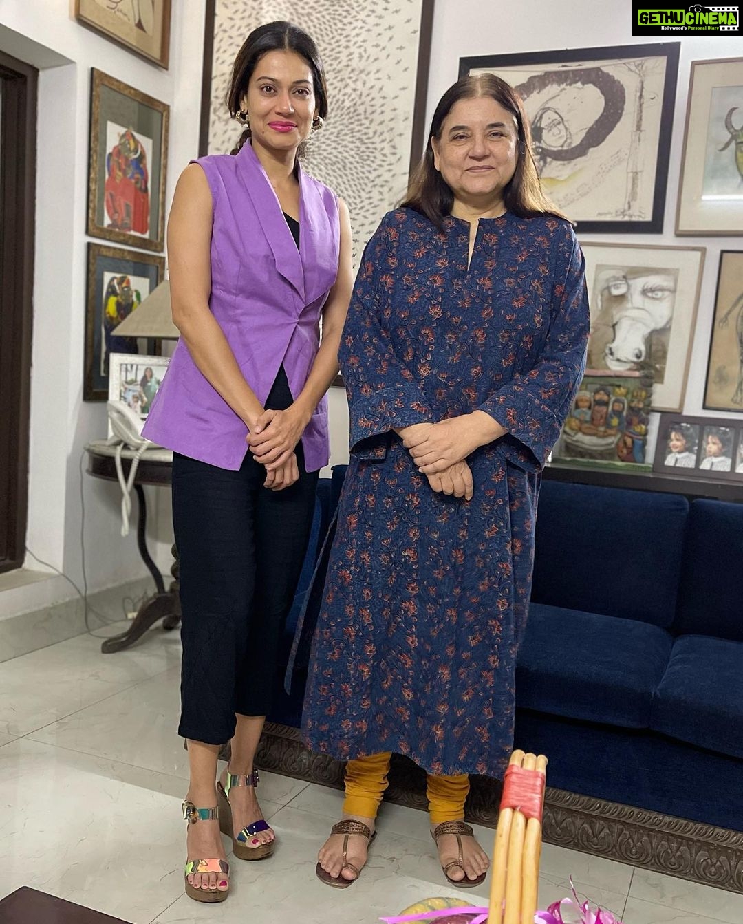 Payal Rohatgi Instagram - What consumes your mind, controls your life. Shrimati Maneka Gandhi ji has always worked for Animal Rights in the real sense ❤️ When consuming #Halal meat think about the torture that happens to the animal being butchered. Ultimately it’s your choice 🙏 Humbled meeting you ma’am. Pls support @pfa.official 🙏 #respect #payalrohatgi #yogasehoga #ladkihoonladsaktihoon