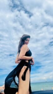 Pooja Jhaveri Instagram - How much beach is too much beach 😂
Ask a beach bum and they will exactly sing this song at you 🏖🥰🌊☀️
.
.
#beachbum #beachbaby #piscean #watersigns #waterbaby #beachesnresorts #miami #southbeach #beachesoftheworld #sand #resorts #holiday #vaccation #vacay #travelwithme #travelphotography #trending #trendingnow #trendingreels #reelitfeelit #usdiaries #usa #america #beachesofamerica
