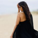 Pooja Jhaveri Instagram – Beach makes me go…. ! 
This beach in #newjersey was such a dream ! Clean and literally had no one…. It felt like a private beach ❤️ so I thought why not just make the most of it 😬😬😬
.
 #merijaan cover 🖤
.
.
Shot by : @portraitsbyvijey 
Outfit : @madhuram.studio 

#beachbaby #trending #merijaan #blackswan #dance #feel #beach #black #reel #dancevideo #contemporarydance