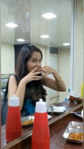 Preetika Rao Instagram - Barish..Samosa...Gulabjanum! aur kya chahiye... 🤗🧿

#jhoom #alizafar #reelsinstagram #mumbairains #trendingreels