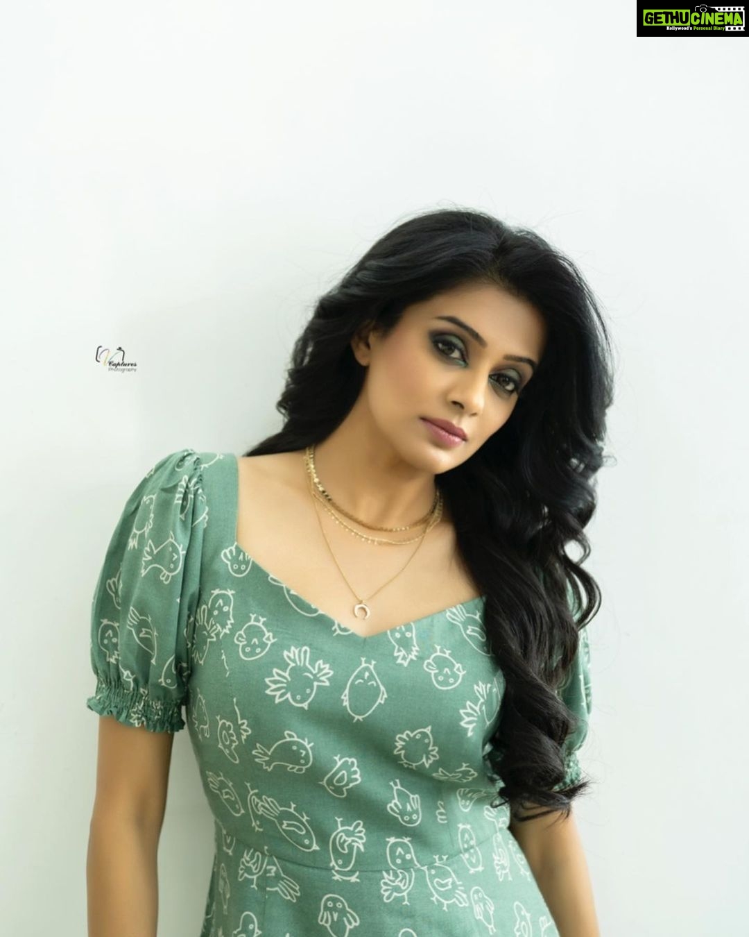 Hot Priyamani Wallpaper  Download to your mobile from PHONEKY