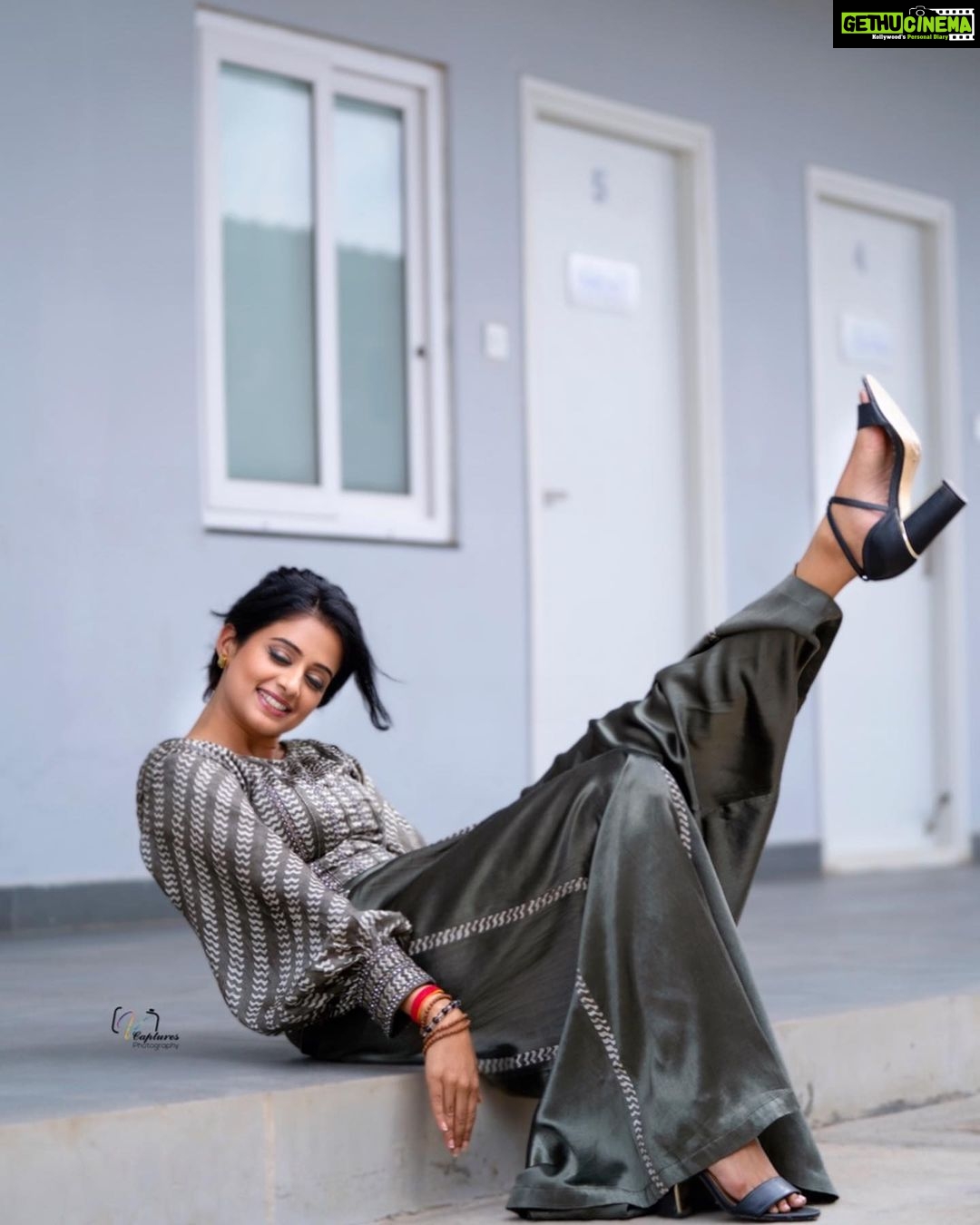 Priyamani Instagram - Happiness is what you think ,what you say and what you do are in harmony ❤️❤️ Outfit : @shakuntlam x @sonyashaikh Styling : @mehekshetty ❤️ 📸: @v_capturesphotography MUH : @pradeep_makeup @shobhahawale Personal assistant : @ravi_here_ #etv #dhee14dancingicon #lovelife