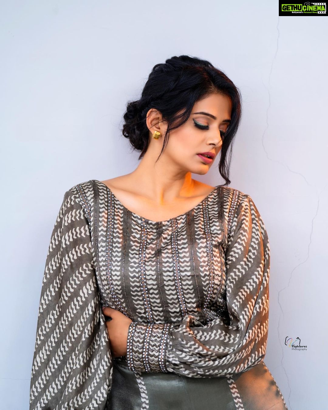 Priyamani Instagram - Happiness is what you think ,what you say and what you do are in harmony ❤️❤️ Outfit : @shakuntlam x @sonyashaikh Styling : @mehekshetty ❤️ 📸: @v_capturesphotography MUH : @pradeep_makeup @shobhahawale Personal assistant : @ravi_here_ #etv #dhee14dancingicon #lovelife
