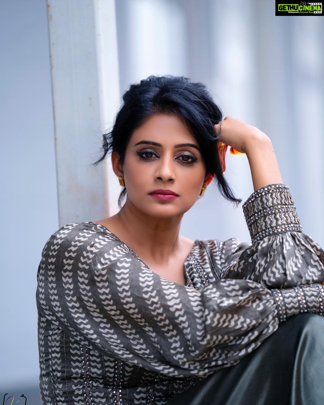Priyamani Instagram - Happiness is what you think ,what you say and what you do are in harmony ❤️❤️ Outfit : @shakuntlam x @sonyashaikh Styling : @mehekshetty ❤️ 📸: @v_capturesphotography MUH : @pradeep_makeup @shobhahawale Personal assistant : @ravi_here_ #etv #dhee14dancingicon #lovelife