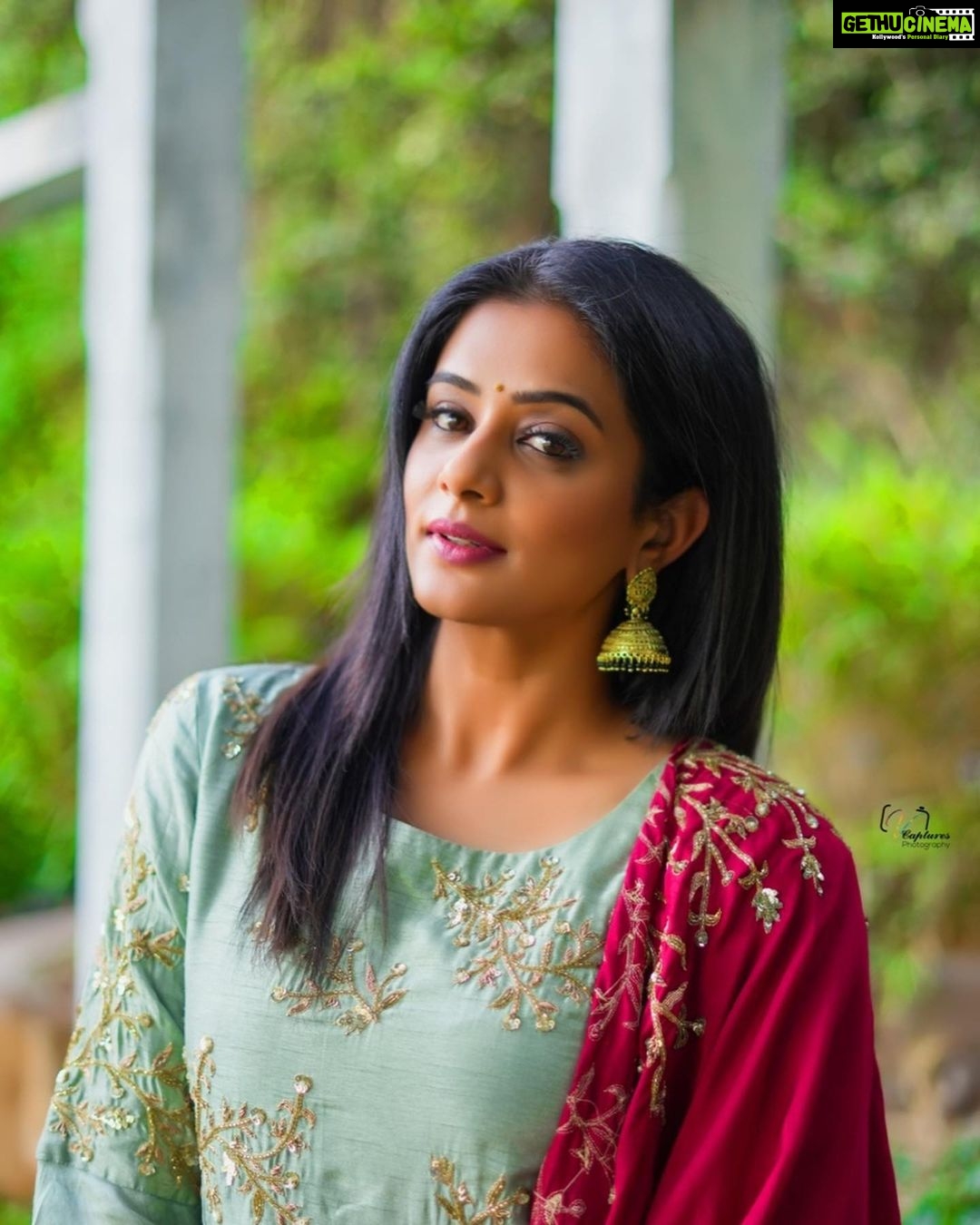 Priyamani Instagram - For #virataparvam promotions 🫡 Outfit : @thekesar_studio Managed by : @viralmantra Styling : @mehekshetty ❤️ 📸: @v_capturesphotography MUH : @pradeep_makeup @ramesh_siddhu Personal assistant : @prasad_idiot #virataparvam #redsalute