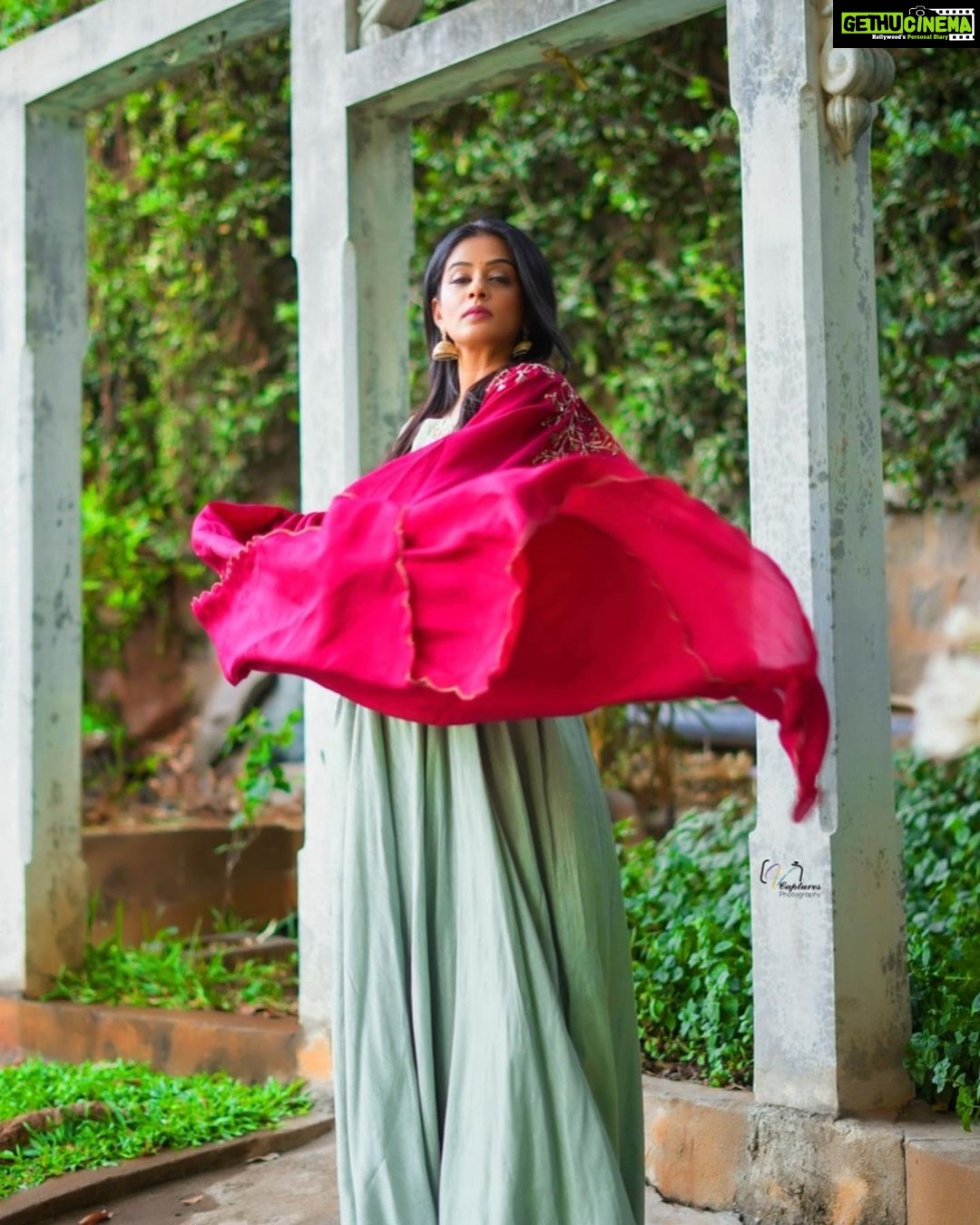 Priyamani Instagram - For #virataparvam promotions 🫡 Outfit : @thekesar_studio Managed by : @viralmantra Styling : @mehekshetty ❤️ 📸: @v_capturesphotography MUH : @pradeep_makeup @ramesh_siddhu Personal assistant : @prasad_idiot #virataparvam #redsalute