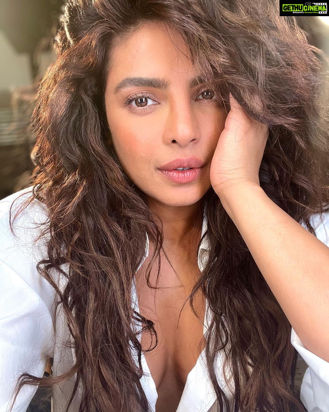 Priyanka Chopra Instagram - Snack 💋 #Citadel @amazonstudios @agbofilms Atlanta, Georgia