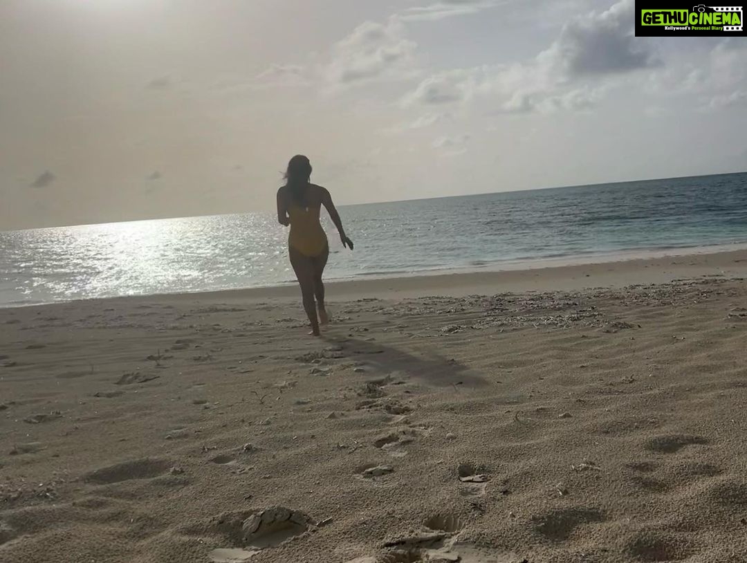 Priyanka Chopra Instagram - 💋❤️🙏🏽 @nickjonas #islandgirl #photodump Turks and Caicos Islands
