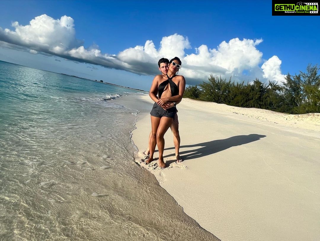 Priyanka Chopra Instagram - 💋❤️🙏🏽 @nickjonas #islandgirl #photodump Turks and Caicos Islands