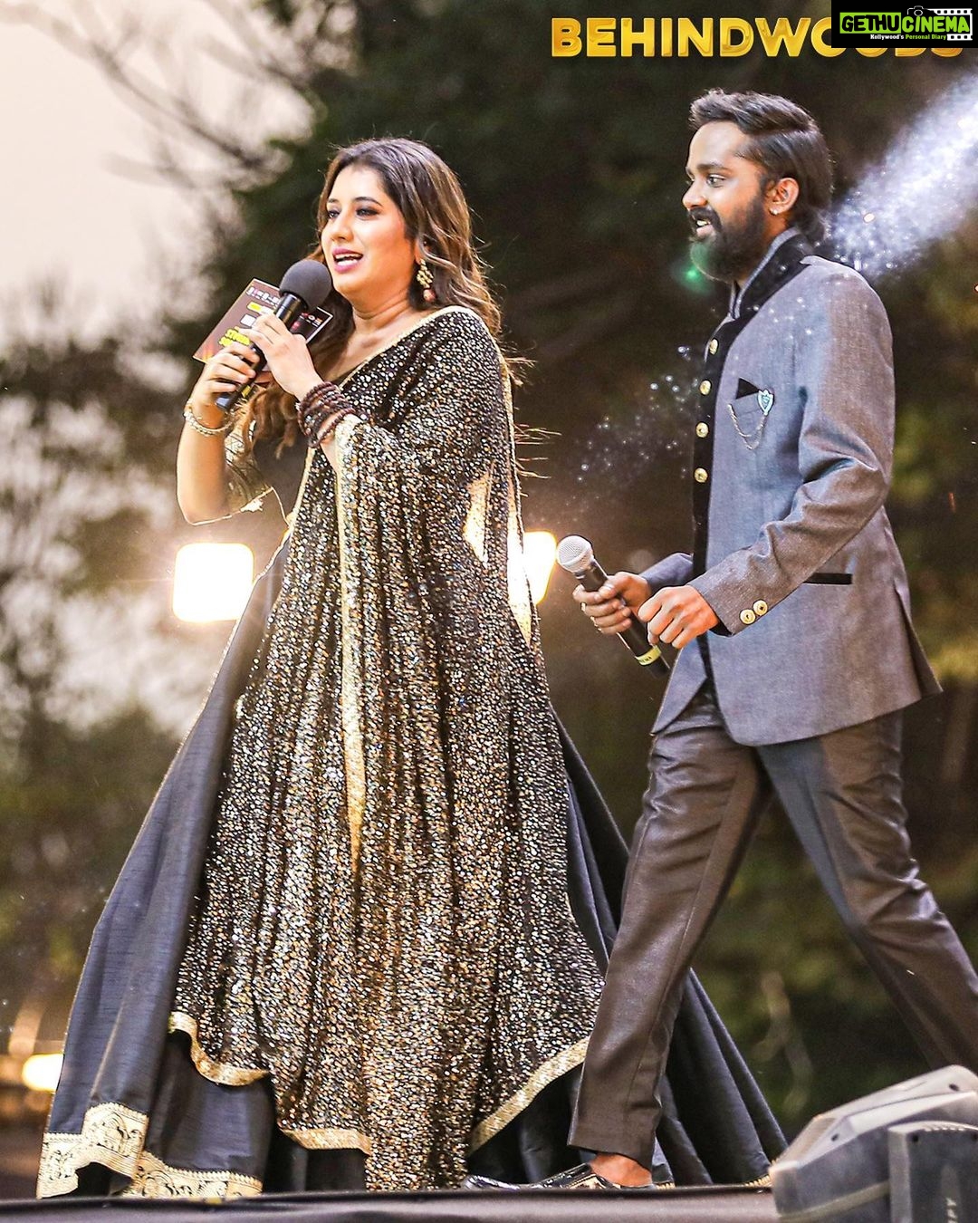Priyanka Deshpande Instagram - Third time in a row!🧿 This time with 25k amazing makkal🤍🤍🤪 and my tambu @dheena_offl 🤍#behindwoodsgoldmedals2022 Love love love! Thank you @behindwoodsofficial 🤍🧿