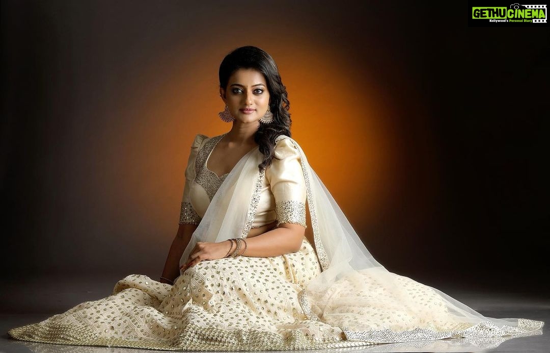 Priyanka Nair Instagram - Smile,sparkle.repeat ✨ Photography - @vrn_vivekrnair.photography Costume - @aanunobby MUA - @mukeshmuralimakeover @reeshmadamodar @grihalakshmi_ #grihalekshmi #priyankanair #photoshoot
