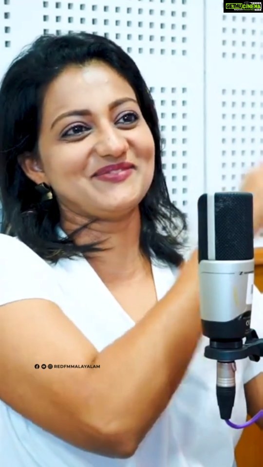 Priyanka Nair Instagram - കാലം കാത്തു വച്ച സന്തോഷം #redfmmalayalam #priyankanair #priyanka #meltingpoint #chatshow #interview #rjvivekredfm #malayalam #actress #southindiancinema #movies #latestepisodes #latestvideo