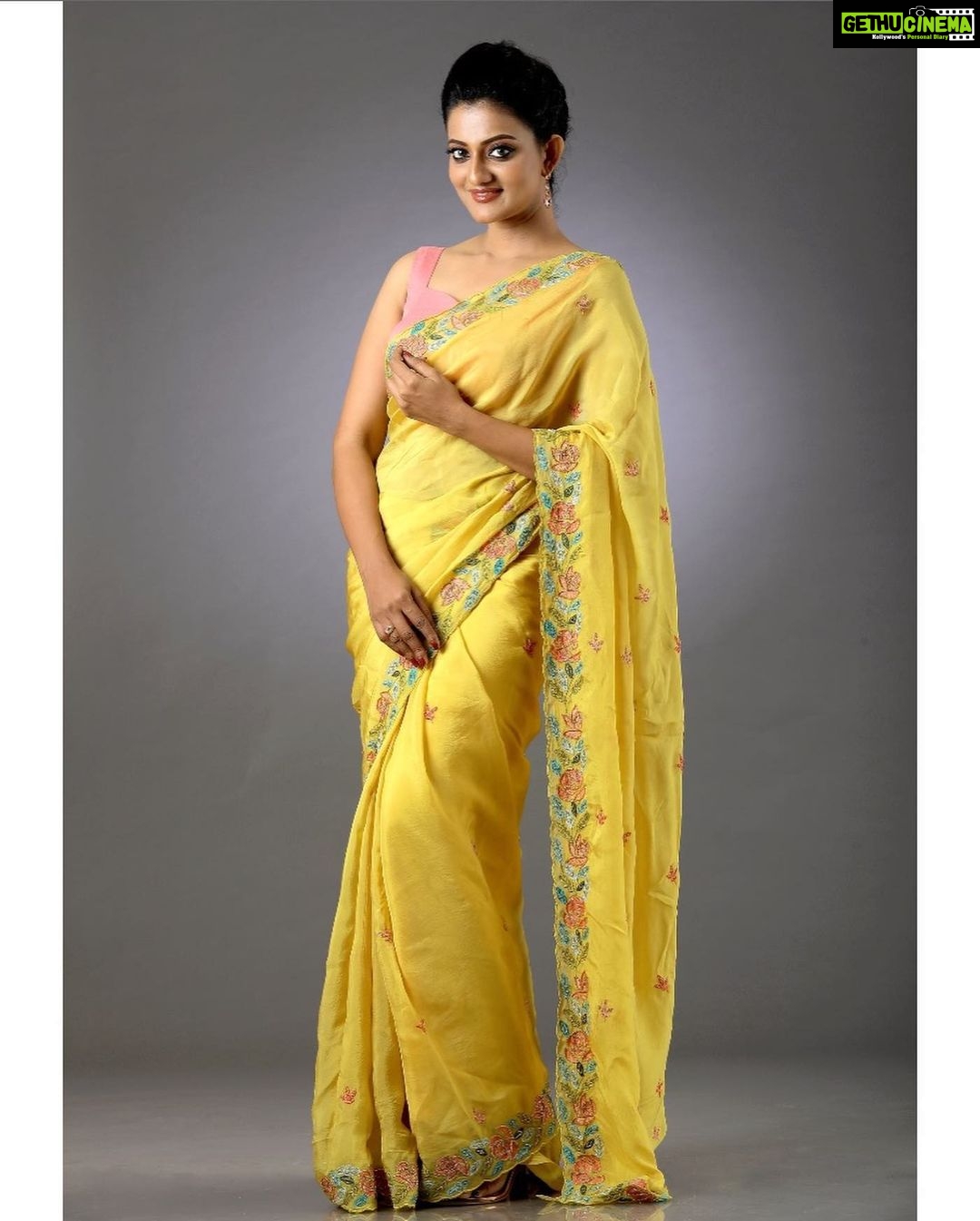 Priyanka Nair Instagram - Time to sparkle ✨ Photography - Vivek R Nair Costume - Aanu Nobby MUA - Mukesh Murali Makeover @vrn_vivekrnair.photography @aanunobby @mukeshmuralimakeover #priyankanair #grihalekshmi#photoshoot#sareelove#yellow#pink#actress#malayalam#tamil
