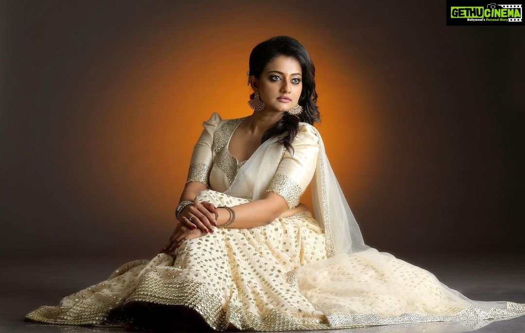 Priyanka Nair Instagram - Smile,sparkle,repeat ✨ Photography - Vivek R Nair Costume - Aanu Nobby MUA - Mukesh Murali Makeover @vrn_vivekrnair.photography @aanunobby @mukeshmuralimakeover #priyankanair #grihalekshmi