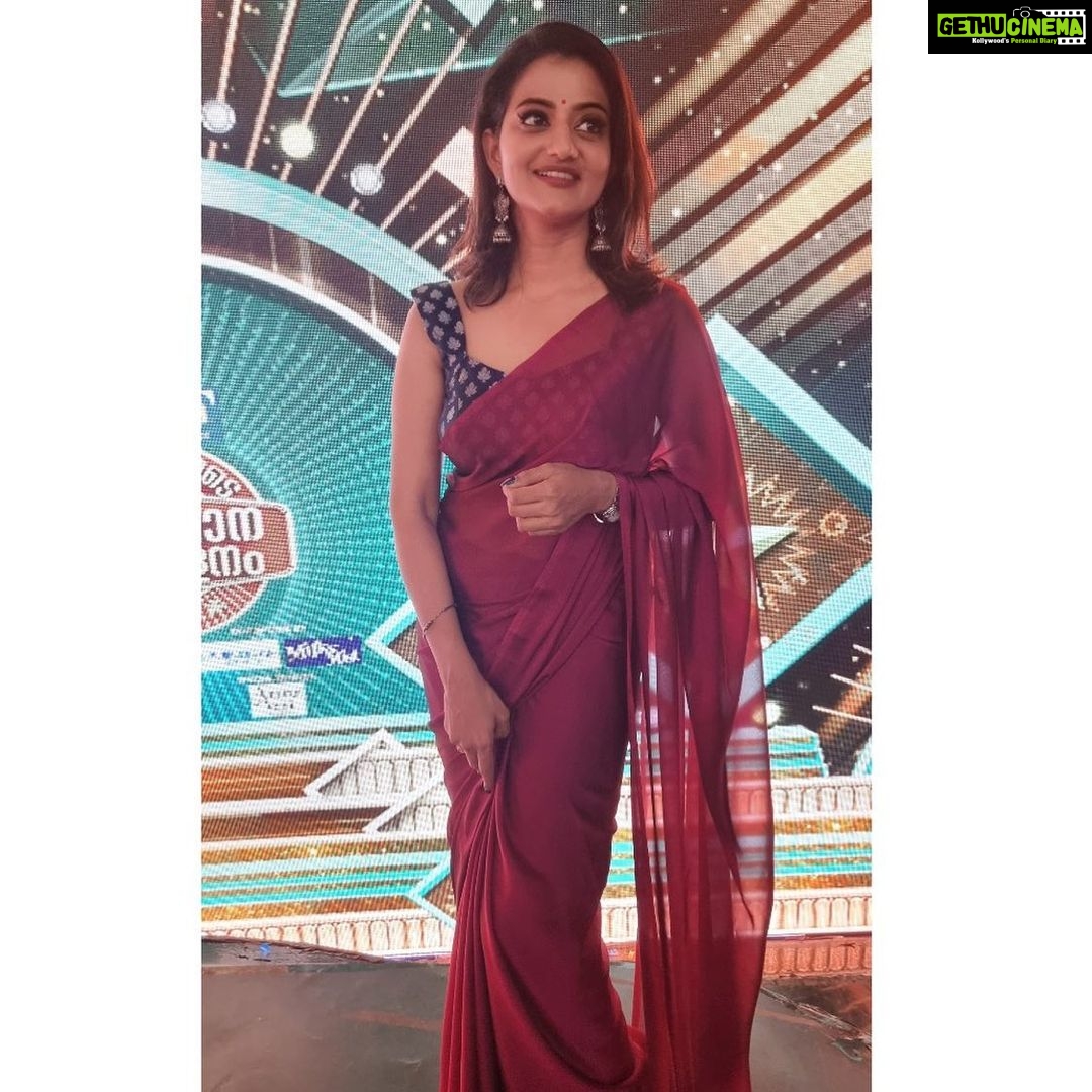 Priyanka Nair Instagram - Sarees truly are dresses with a soul!! 📸 @pinkyvisal #saree#elegence#sareelove#fashion#priyankanair#actress