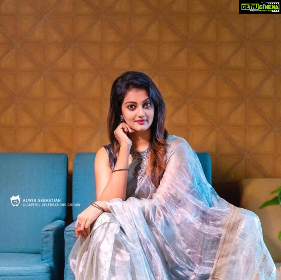 Priyanka Nair Instagram - In love with this pic ❤️ #throwbacksunday 📸 @alwin_sebastian_photography Makeup and hairstyle by me 😜 Outfit - @elsamma_johnson_ #sareelove #priyankanair