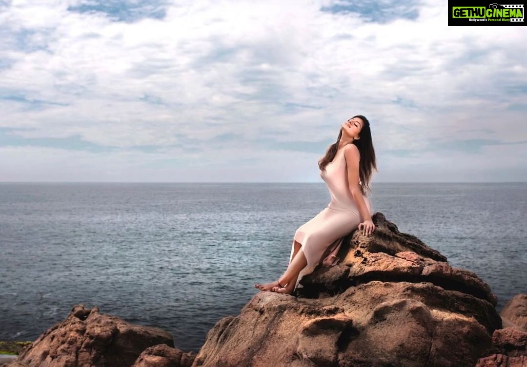 Priyanka Nair Instagram - let the sea set you free 🤗😍#throwbackwednesday 📸 @alwinmalayattoor_photography #priyankanair #beachlove#actress#photography The Leela Kovalam