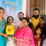 Priyanka Nair Instagram - Kudos to your musical legacy Omanakutty teacher and your family.Houmbled and hounered to be with you on this ‘World Music Day’ 2022. Remembering those days when I was the state president of ‘Desheeya Balatharangam’ during my school and college days. I extending my gratitude to Sharath uncle for inviting me once again to the Balatharangam family 😍 #omanakuttyteacher @harisankar_ks #worldmusicday