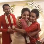 Priyanka Nair Instagram – Happy married life dear @m_manjari and Jerin 😍
#happymarriedlife #manjari #friendship #vilspangslkkappuram #priyankanair