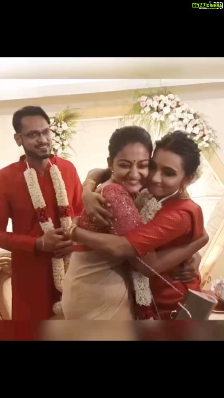 Priyanka Nair Instagram - Happy married life dear @m_manjari and Jerin 😍 #happymarriedlife #manjari #friendship #vilspangslkkappuram #priyankanair