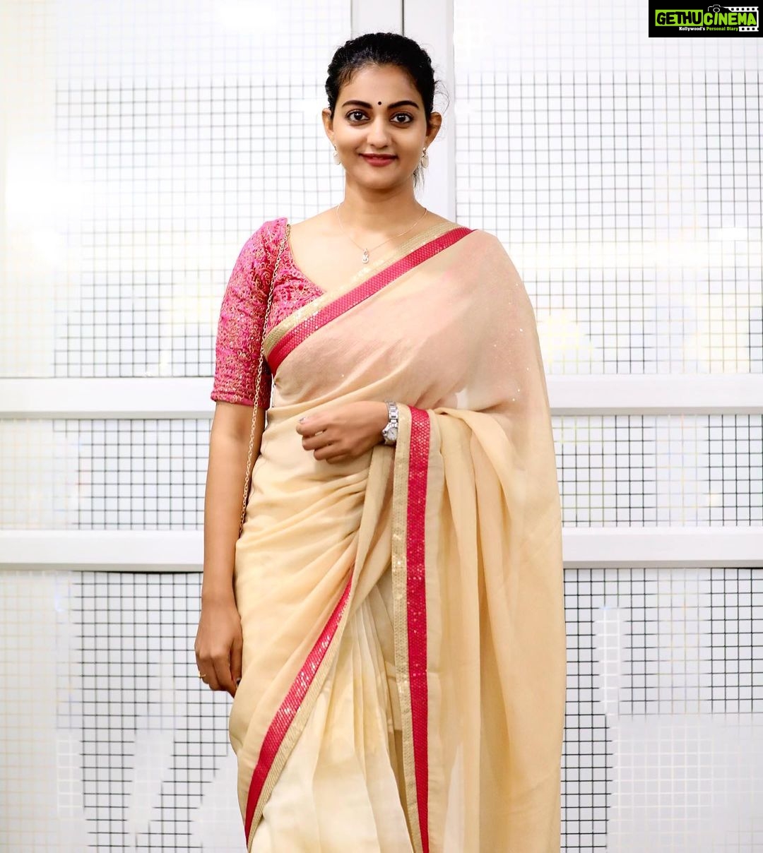 Priyanka Nair Instagram - Six yards of happiness ❤️ 📸 @sreeraj_capture #sareelove #sareepic#priyankanair