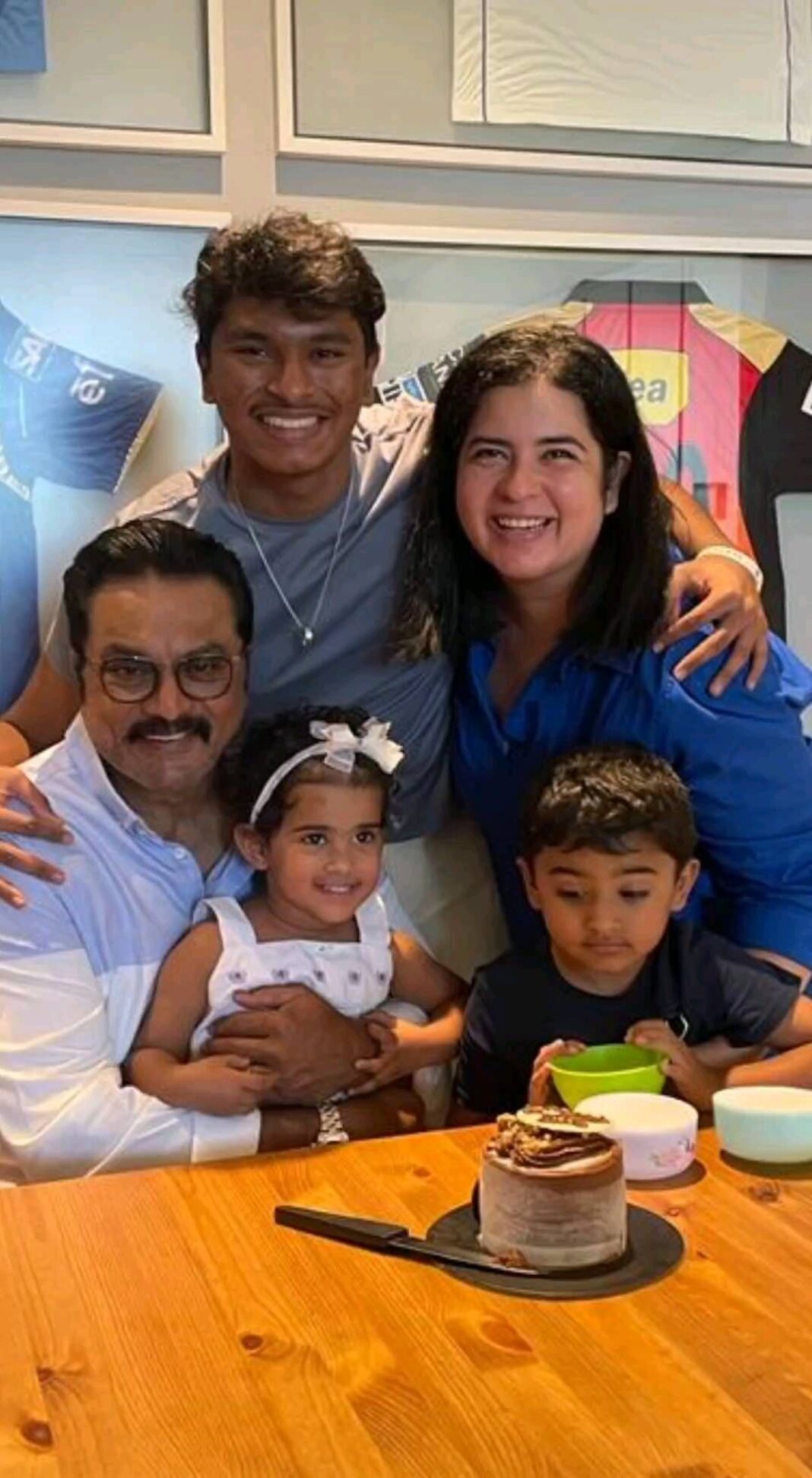 R. Sarathkumar Instagram - All the stress vanish when your loved one's are around you, showered with love on father's day @varusarathkumar @rayanemithun @poojasarathkumar @sarathrahhul . . . . . . . #family #love #happy #instagood #life #baby #familytime #fun #photooftheday #kids #cute #beautifulfamily #smile #picoftheday #summer #happiness #food #dadlife #home #familia #fatherdaughter #fathersday #fatherhood