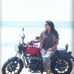 Rachitha Mahalakshmi Instagram - Love d life u live... Live d life u love....... With my Rudy 🏍️ 🌊🌊🌊🌊🌊 😉😉😉😉😉😉 @_harini_captures