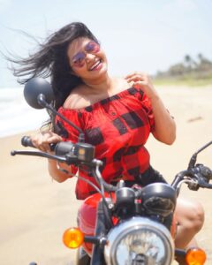 Rachitha Mahalakshmi Instagram - If it scares u,it might be a good thing to try..... 🤨😎😎😎 Let ur passion drive U....🏍️💃 Do more of what makes you happy 😍😍😍😍😍😍 @_harini_captures ❤️❤️❤️❤️
