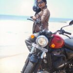 Rachitha Mahalakshmi Instagram - Love d life u live... Live d life u love....... With my Rudy 🏍️ 🌊🌊🌊🌊🌊 😉😉😉😉😉😉 @_harini_captures