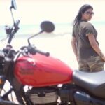 Rachitha Mahalakshmi Instagram – Love d life u live…
Live d life u love……. 
With my Rudy 🏍️
🌊🌊🌊🌊🌊
😉😉😉😉😉😉
@_harini_captures