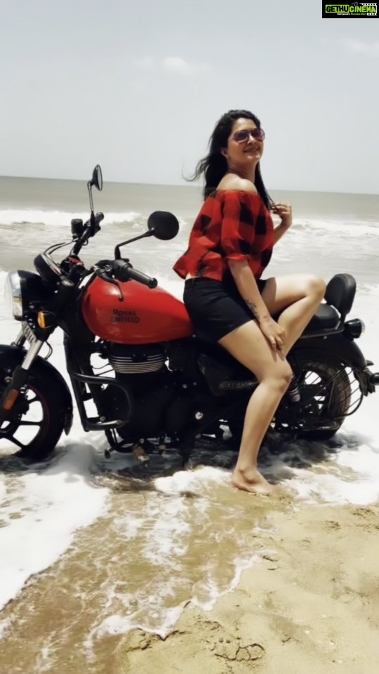 Rachitha Mahalakshmi Instagram - 🏍️💃❤️🔥🔥🔥🔥🔥🔥 : Well yes its me meet The RACHITHA 🔥🔥🔥 With my RUDDY 🔥🔥🔥🔥 : @_harini_captures 🔥❤️🔥❤️🔥 #trending #trendingsong #bullet