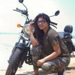 Rachitha Mahalakshmi Instagram - Love d life u live... Live d life u love....... With my Rudy 🏍️ 🌊🌊🌊🌊🌊 😉😉😉😉😉😉 @_harini_captures