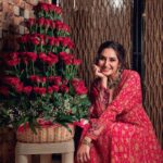 Ragini Dwivedi Instagram – FLOWERS don’t tell they show 😍 
Can u feel the love 😉I sure can 🥰
Shot by @kiran.venkataramanappa 
Look by @pkr_makeupnmore 

#raginidwivedi #birthdaysurprise #love #lovelanguage #flowerstagram #flowers #rosesofinstagram #roses #feelthelove Bangalore, India