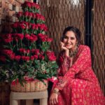 Ragini Dwivedi Instagram - FLOWERS don’t tell they show 😍 Can u feel the love 😉I sure can 🥰 Shot by @kiran.venkataramanappa Look by @pkr_makeupnmore #raginidwivedi #birthdaysurprise #love #lovelanguage #flowerstagram #flowers #rosesofinstagram #roses #feelthelove Bangalore, India