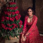 Ragini Dwivedi Instagram - FLOWERS don’t tell they show 😍 Can u feel the love 😉I sure can 🥰 Shot by @kiran.venkataramanappa Look by @pkr_makeupnmore #raginidwivedi #birthdaysurprise #love #lovelanguage #flowerstagram #flowers #rosesofinstagram #roses #feelthelove Bangalore, India