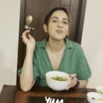 Rakul Preet Singh Instagram - Healthy isn’t boring and here is proof.. @rashichowdhary I’m addicted to this recipe ❤️ #chaatlover 2 table spoons onion 1 cup tomato 1 cup carrot 1/4 cup peanuts 3/4 cup moong Dal 1 table spoon Sev- (i have it without ) 1 table spoon of green chutney 2 table spoons of tamarind chutney 2 table spoons chopped coriander 2crackers or little puffed rice - if u like