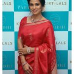 Ramya Pandian Instagram - Launching Kirtilals latest collections ❤️ Jewellery @kirtilalsonline Saree @dithi.studio @vaaniraghupathyvivek #ramyapandian