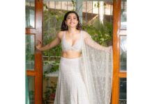 Rashmika Mandanna Instagram - Sending you my smiles 🤍🌸🫰🏻