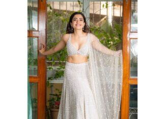 Rashmika Mandanna Instagram - Sending you my smiles 🤍🌸🫰🏻